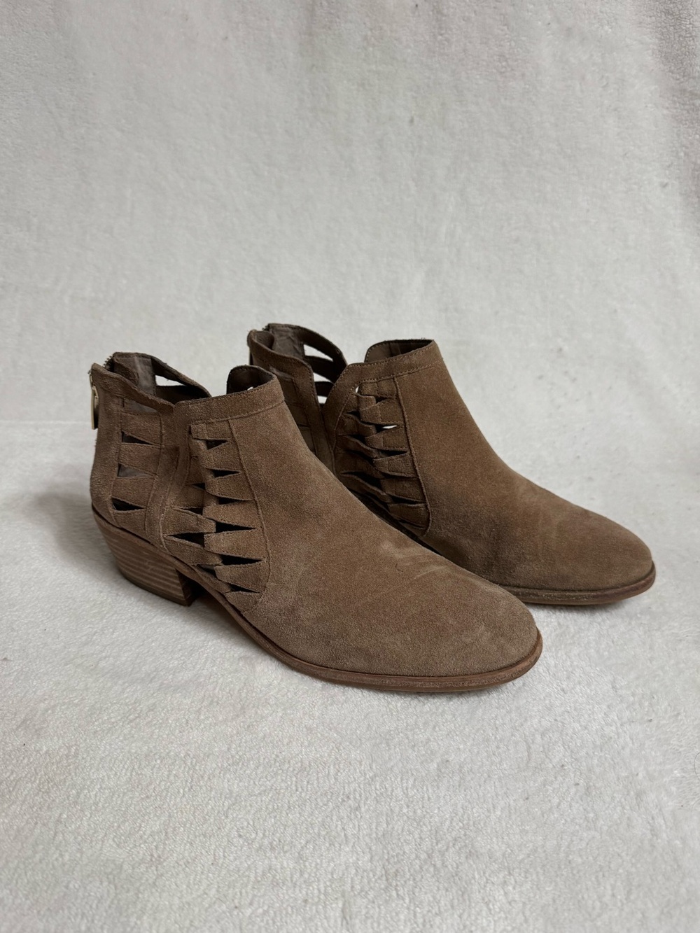 Vince Camuto Peera Cutout ankle bootie - size 8